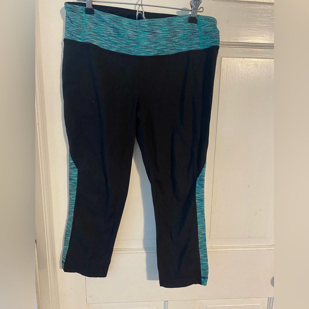 Athleta stretch capris black with teal.